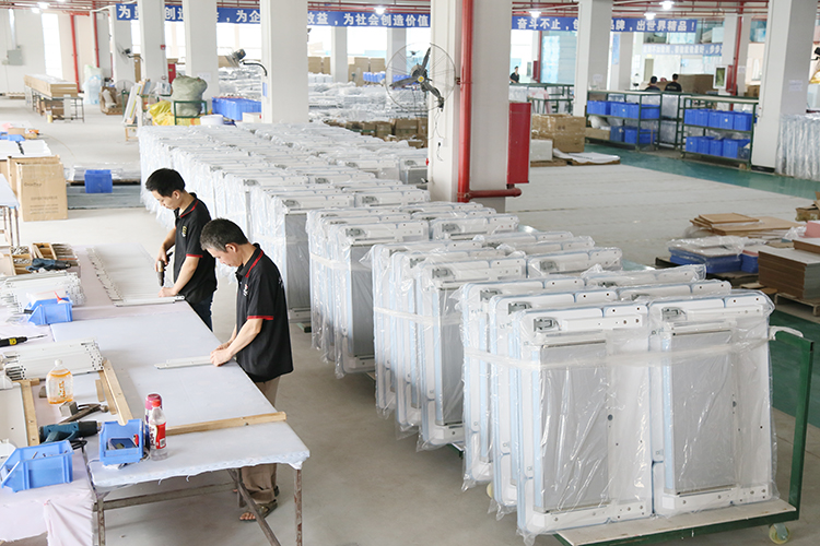 博仕有成课桌椅生产车间 博仕有成课桌椅生产车间