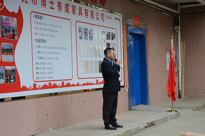 厂长王晓东为表现突出的个人员工发放现金奖励 厂长王晓东为表现突出的个人员工发放现金奖励