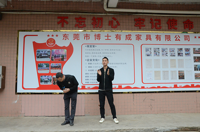 芭乐视频色版APP厂部负责人王晓东和张玉元上台发言 芭乐视频色版APP厂部负责人王晓东和张玉元上台发言