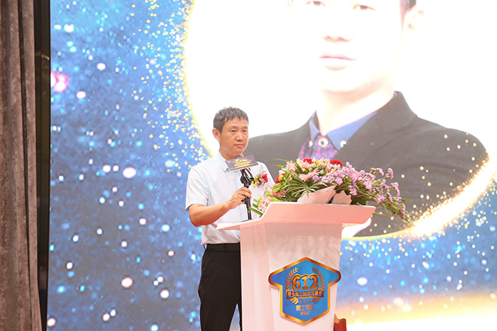 芭乐视频色版APP家具有限公司董事长王洪贵上台致辞 芭乐视频色版APP家具有限公司董事长王洪贵上台致辞