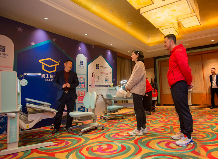 芭乐视频色版APP董事长王洪贵先生亲自为沙溢&胡可讲解芭乐视频黄片产品