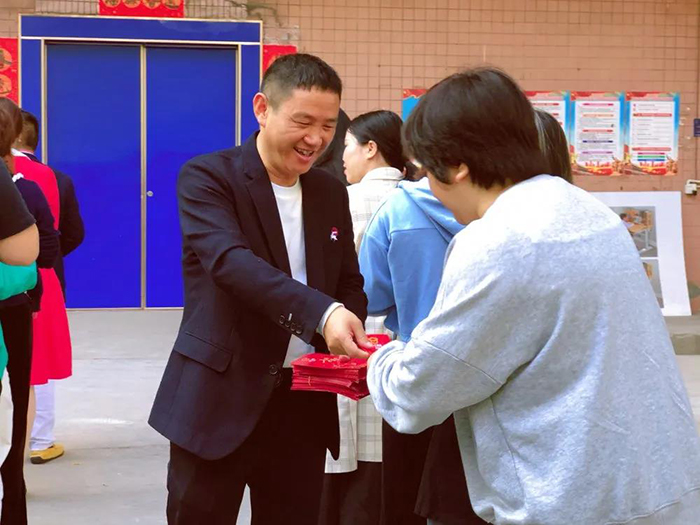 芭乐视频色版APP董事长王洪贵发红包 芭乐视频色版APP董事长王洪贵发红包